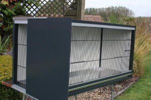 buitenkooi in antraciet alu met uitschuifbare zijwand