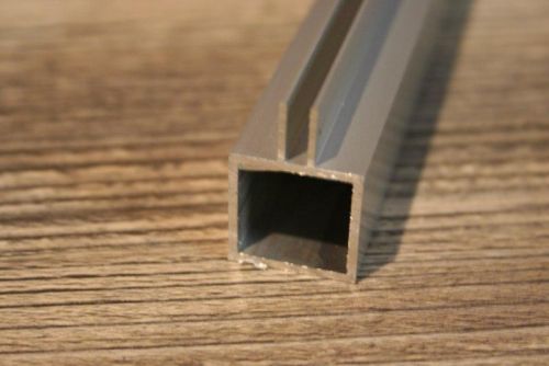 profiel 20 x 20 x 1,5mm met flens 3mm centraal profiel 20 x 20 x 1,5mm met flens 3mm centraal