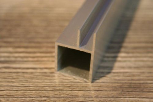 profiel 20 x 20 x 1,5mm met flens 6mm (speciaal voor fronten in te plaatsen) profiel 20 x 20 x 1,5mm met flens 6mm (speciaal voor fronten in te plaatsen)