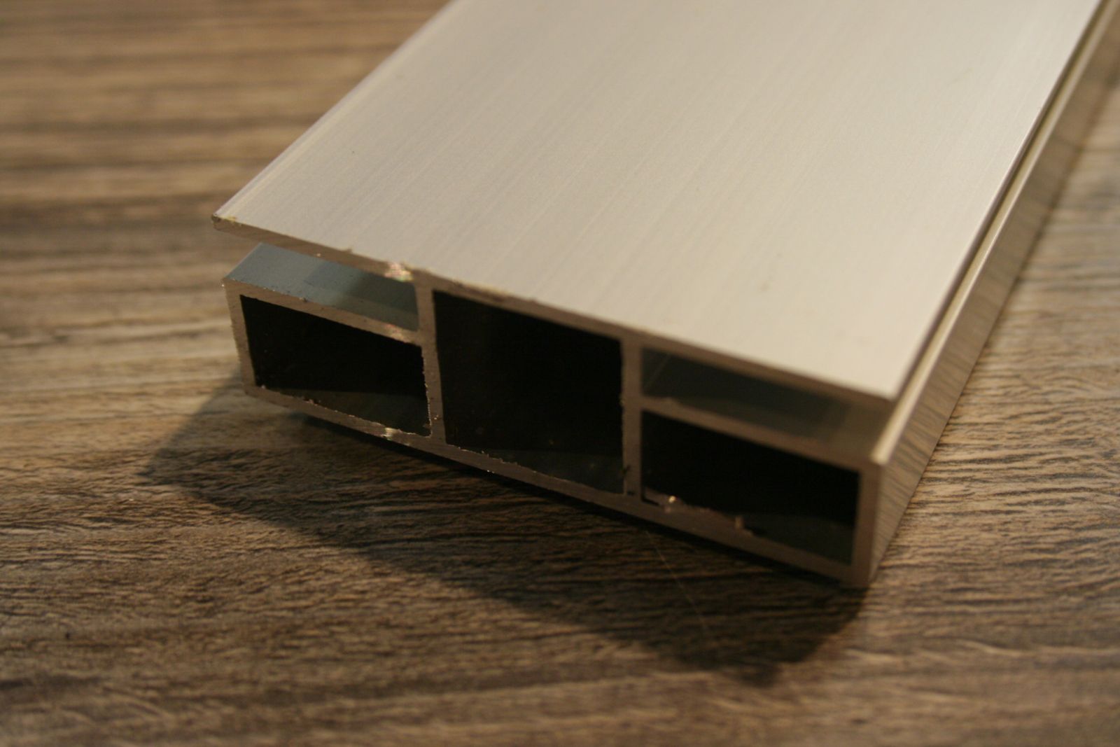 profiel 20x20mm met 2 flens profiel 5mm gaasmatten of platen tot 5mm in te plaatsen profiel 20x20mm met 2 flens profiel 5mm gaasmatten of platen tot 5mm in te plaatsen