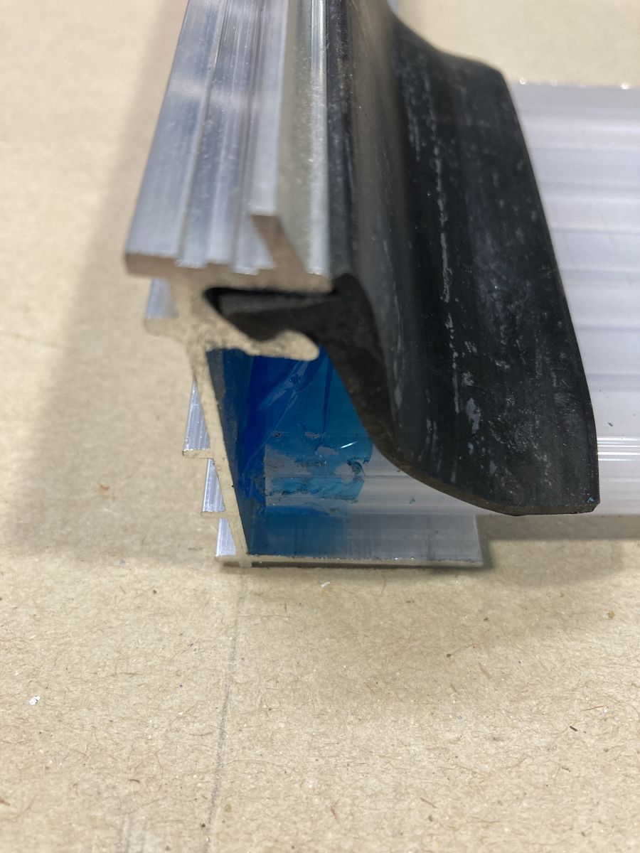 Aluminiumprofiel voor polycarbonaat 16mm met rubbers Aluminiumprofiel voor polycarbonaat 16mm met rubbers