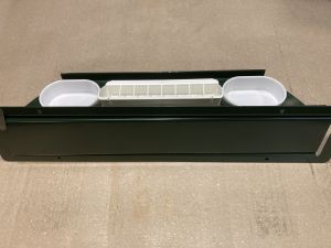 voederplateau groen met pvc eetpotjes recht + 2 x ovaal pvc potj